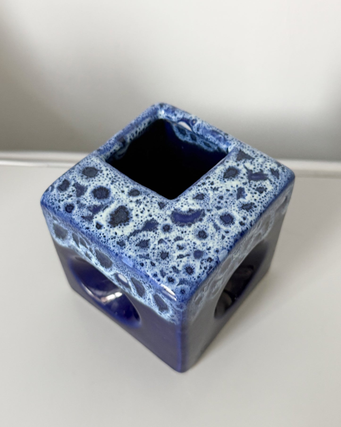 Petit vase cubique en céramique bleue Afina Rijnsburg