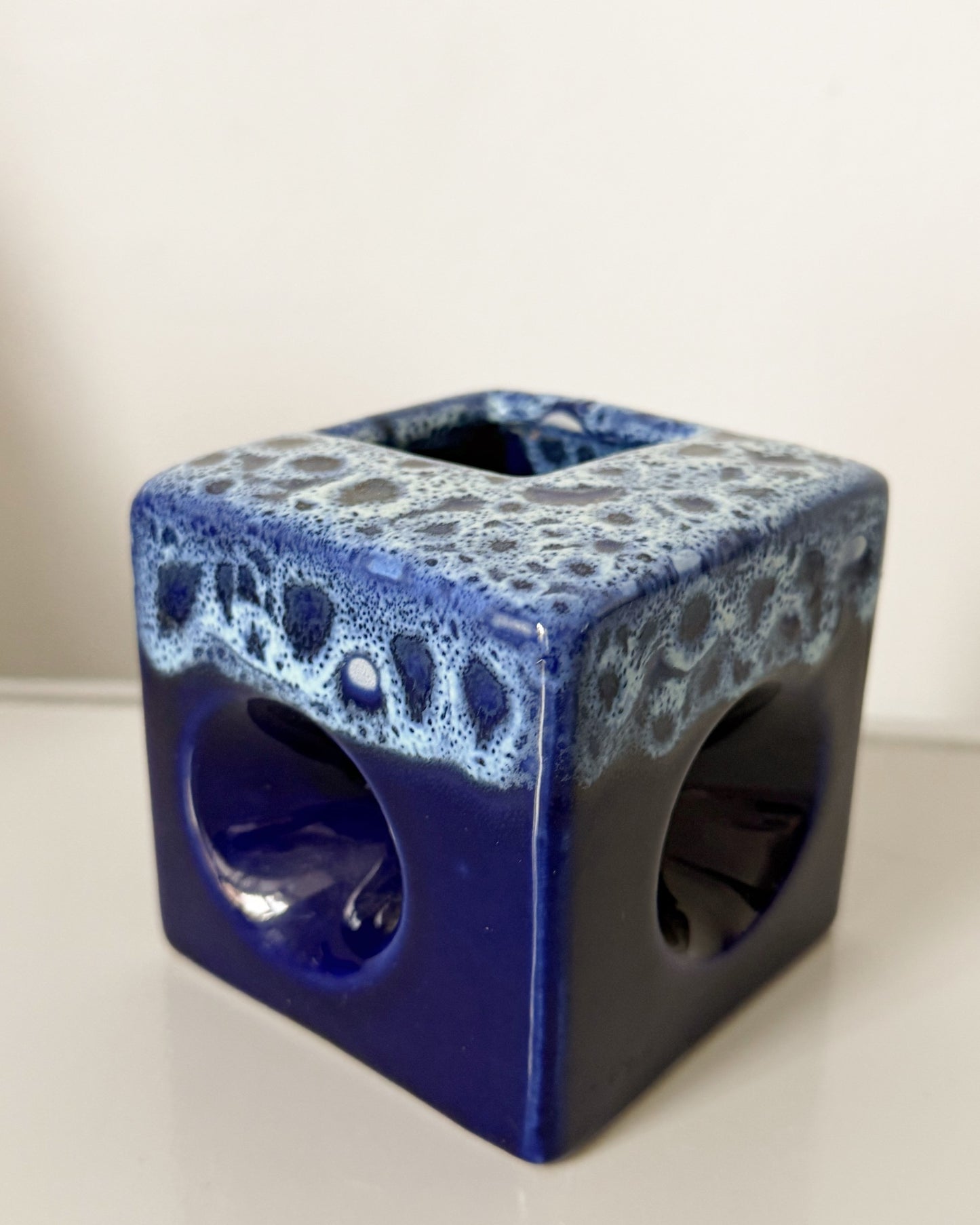 Petit vase cubique en céramique bleue Afina Rijnsburg