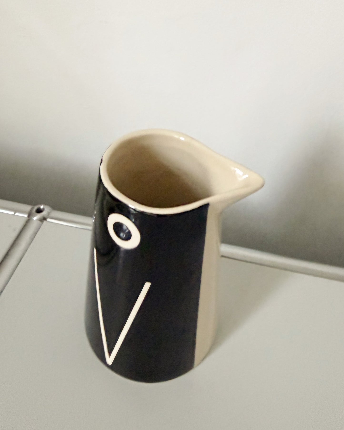 Pichet en céramique noir et blanc en forme de pinguin IKEA