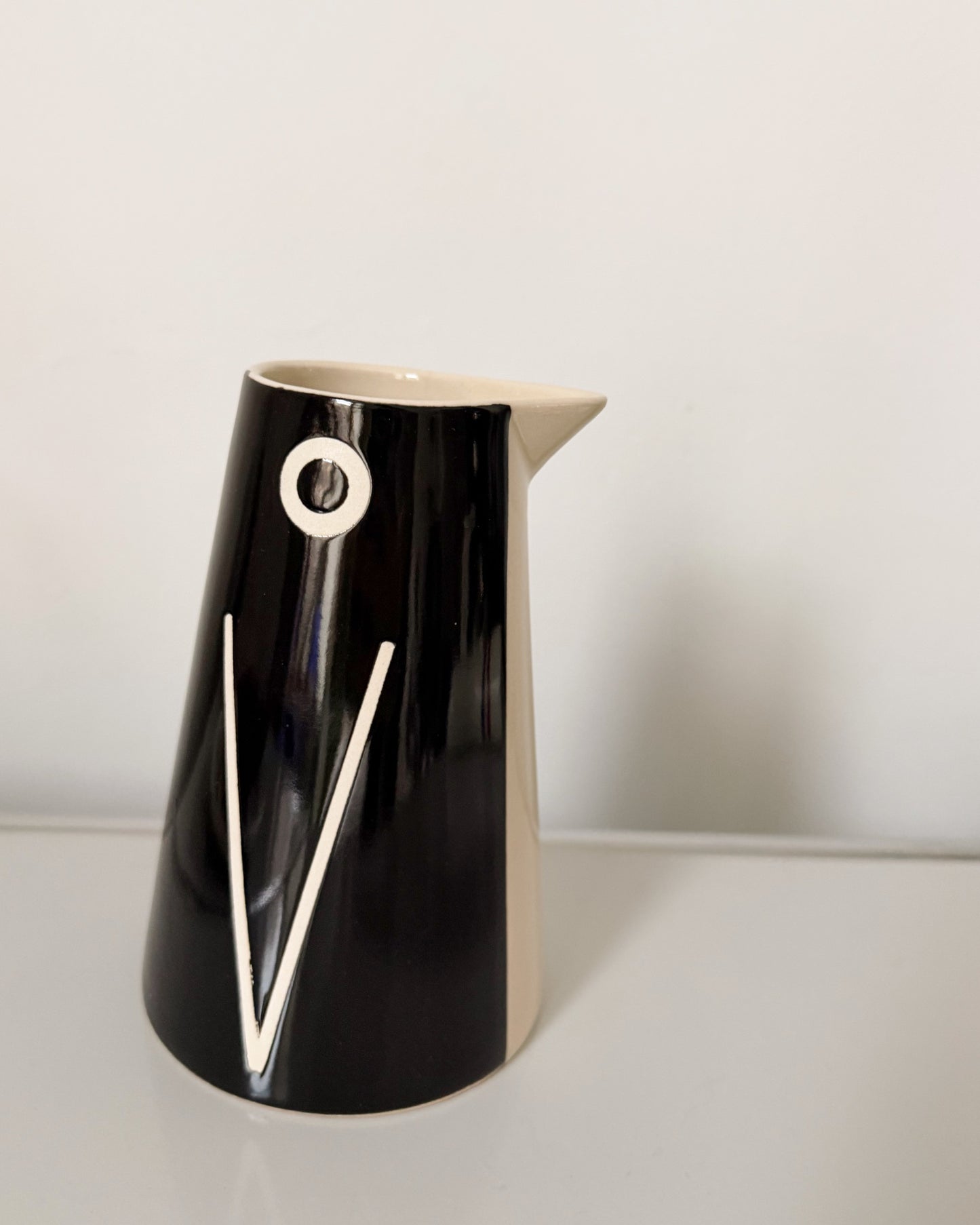Pichet en céramique noir et blanc en forme de pinguin IKEA