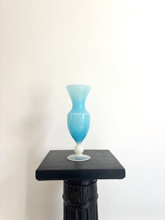Vase en opaline bleue sur pied blanc