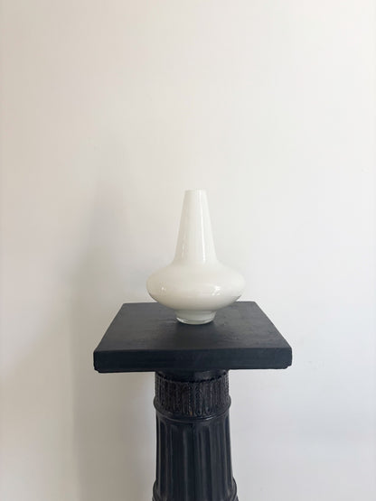 Graphic vase in white opaline