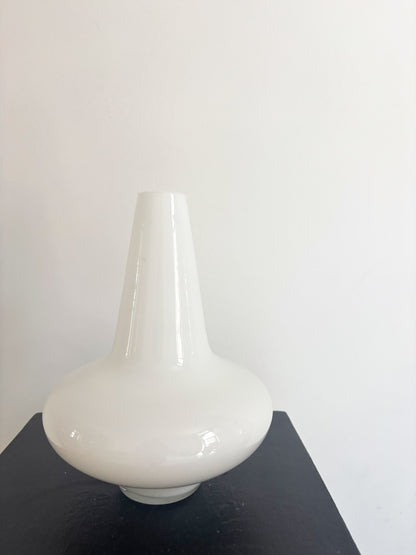 Graphic vase in white opaline