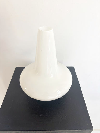 Graphic vase in white opaline