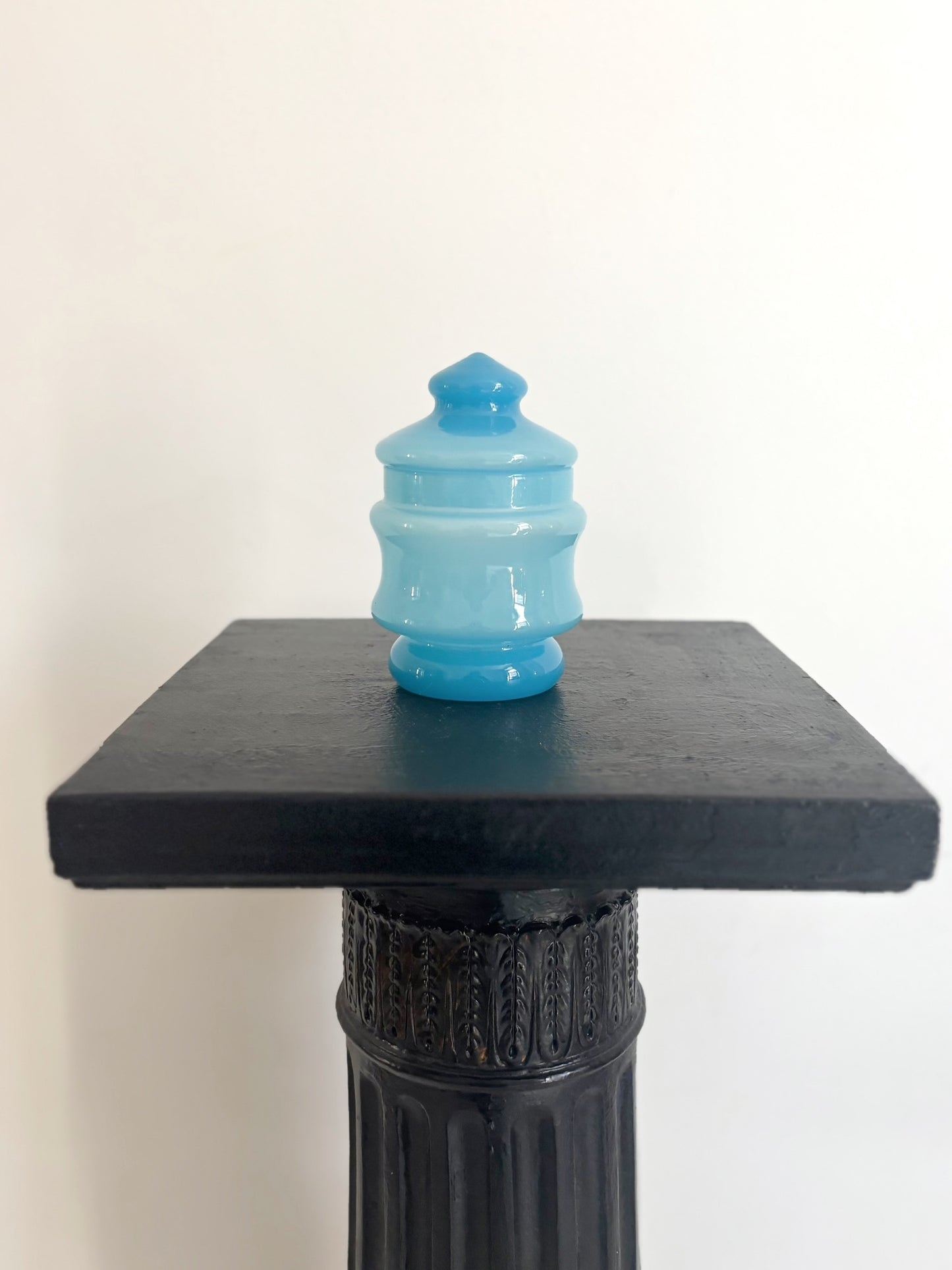 Petite bonbonnière bleue en opaline transparente
