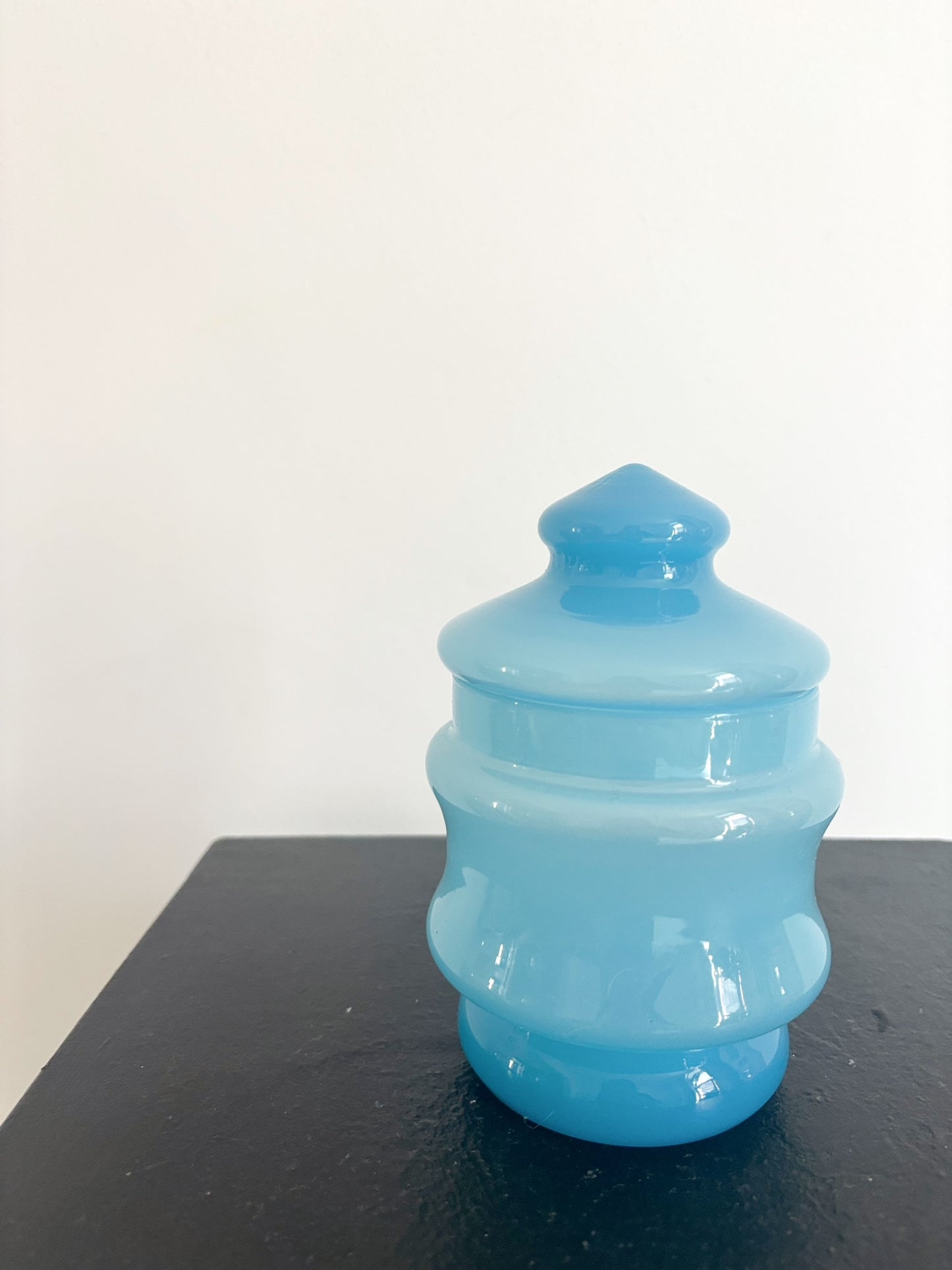 Petite bonbonnière bleue en opaline transparente