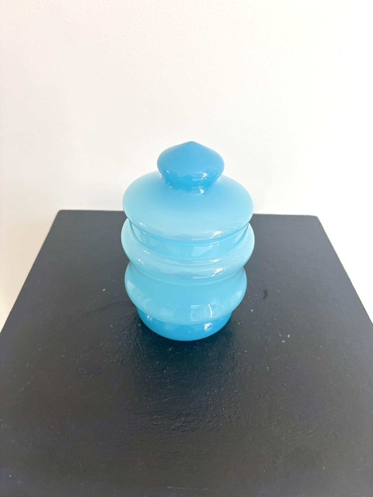 Petite bonbonnière bleue en opaline transparente