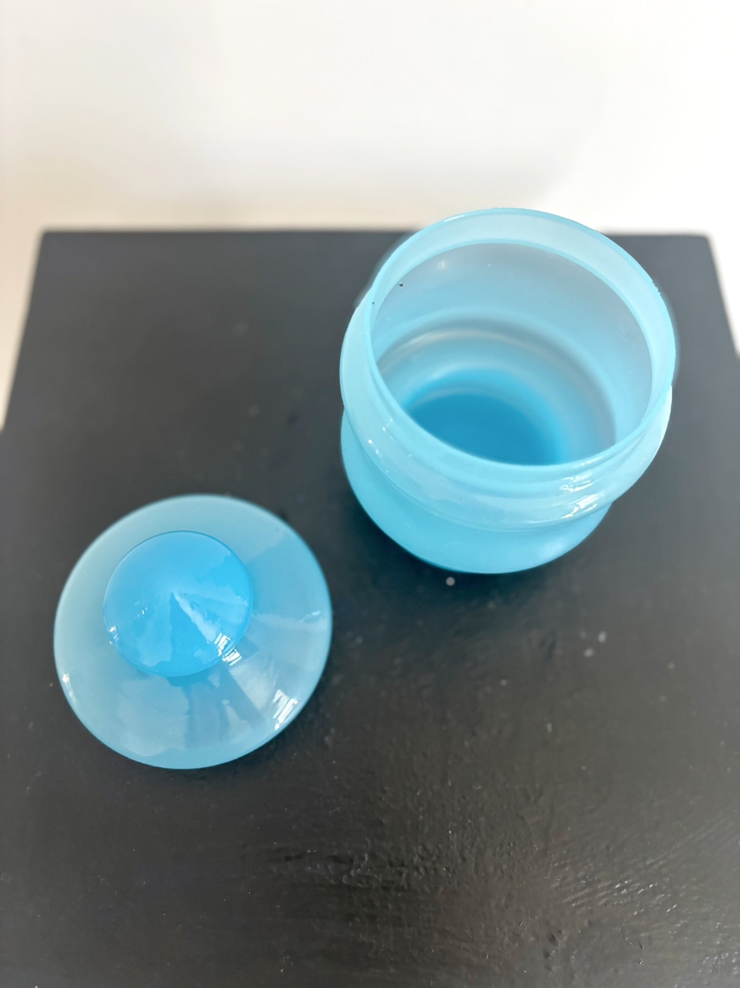 Petite bonbonnière bleue en opaline transparente