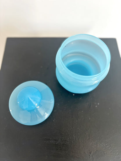 Petite bonbonnière bleue en opaline transparente