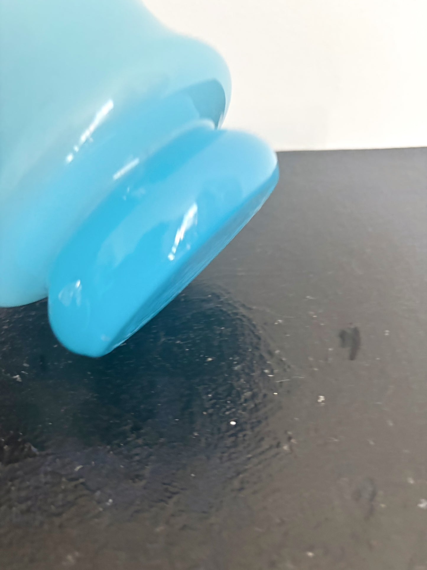 Petite bonbonnière bleue en opaline transparente