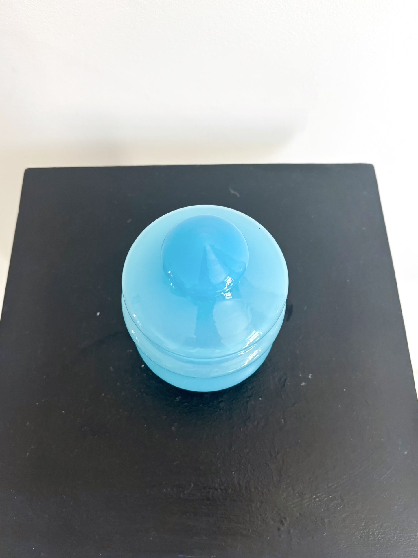 Petite bonbonnière bleue en opaline transparente