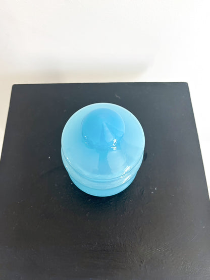 Petite bonbonnière bleue en opaline transparente