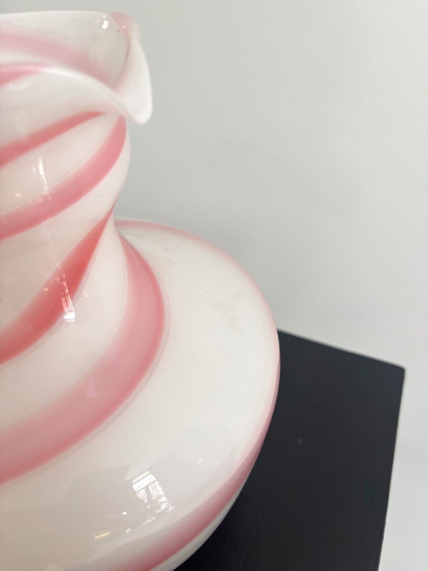 White Empoli opaline vase with pink spiral