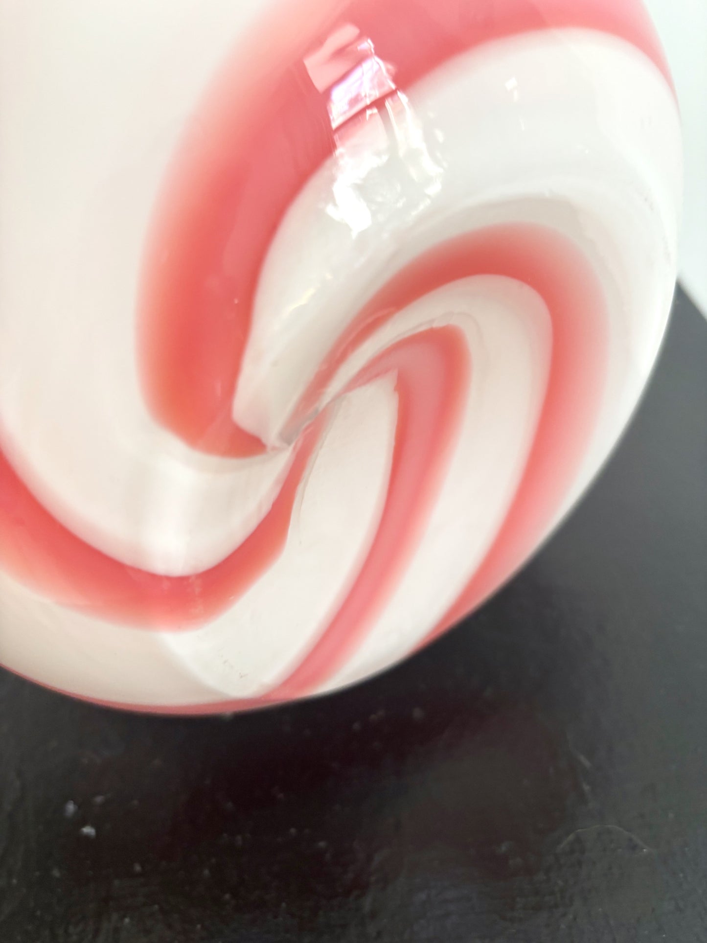 White Empoli opaline vase with pink spiral