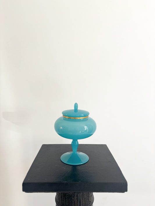 Bonbonnière en opaline bleue bordée de laiton