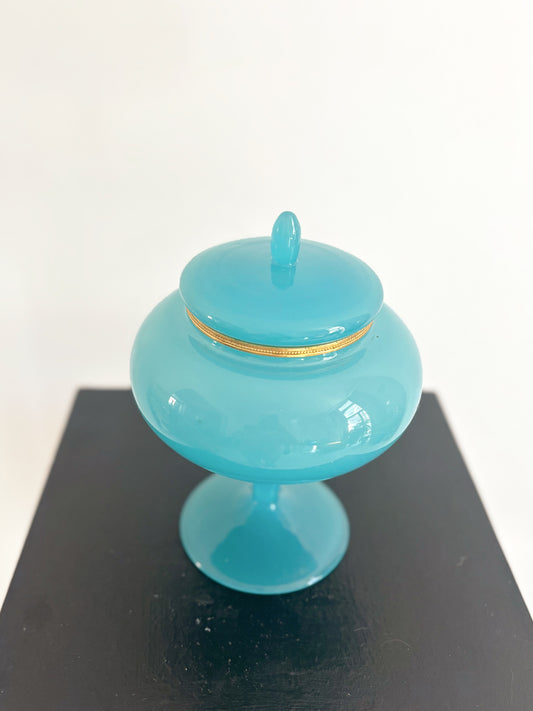 Bonbonnière en opaline bleue bordée de laiton