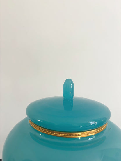 Bonbonnière en opaline bleue bordée de laiton