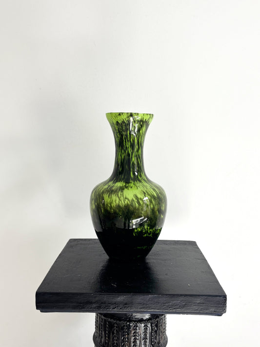 Vase en opaline Empoli vert citron moucheté de noir