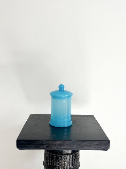 Bonbonnière bleue en opaline translucide