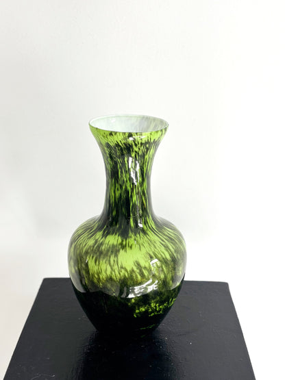 Vase en opaline Empoli vert citron moucheté de noir