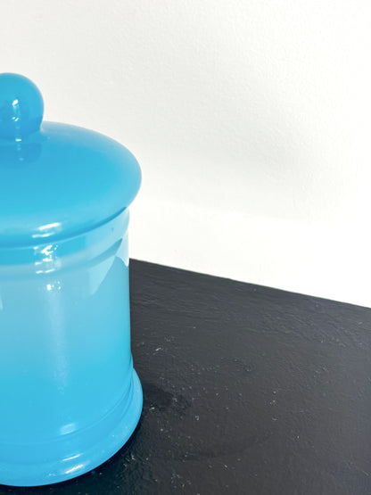 Bonbonnière bleue en opaline translucide