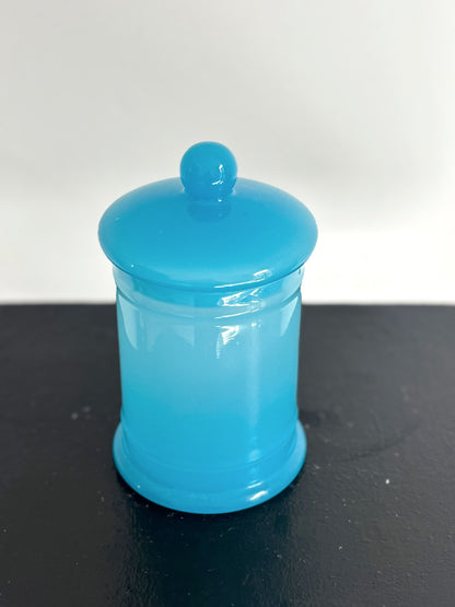 Bonbonnière bleue en opaline translucide