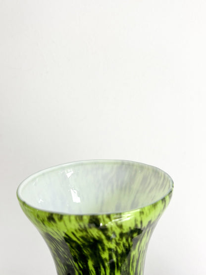 Vase en opaline Empoli vert citron moucheté de noir