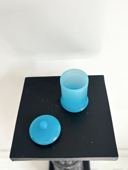 Bonbonnière bleue en opaline translucide
