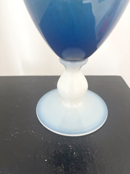 Vase en opaline bleu foncé
