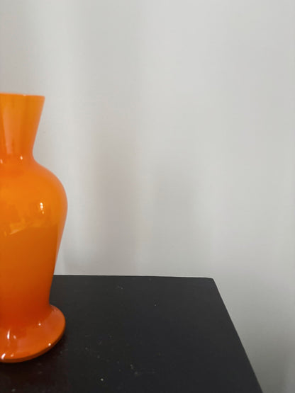 Klein oranje opaline vaasje