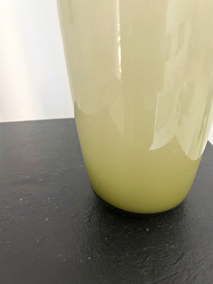 Haut vase en opaline kaki avec petite anse