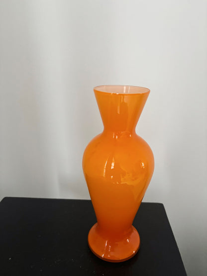 Klein oranje opaline vaasje