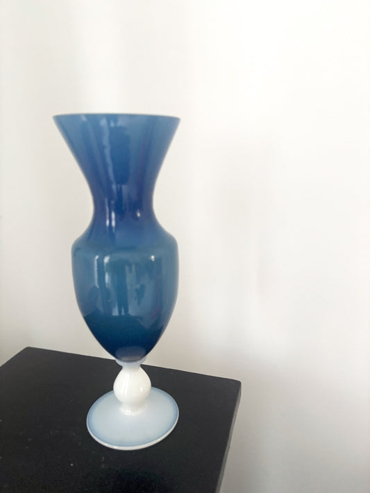 Vase en opaline bleu foncé