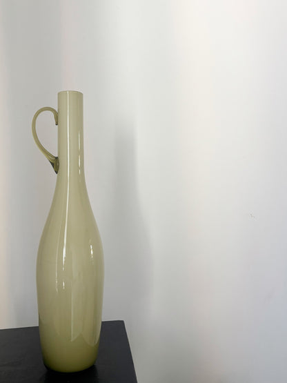 Haut vase en opaline kaki avec petite anse
