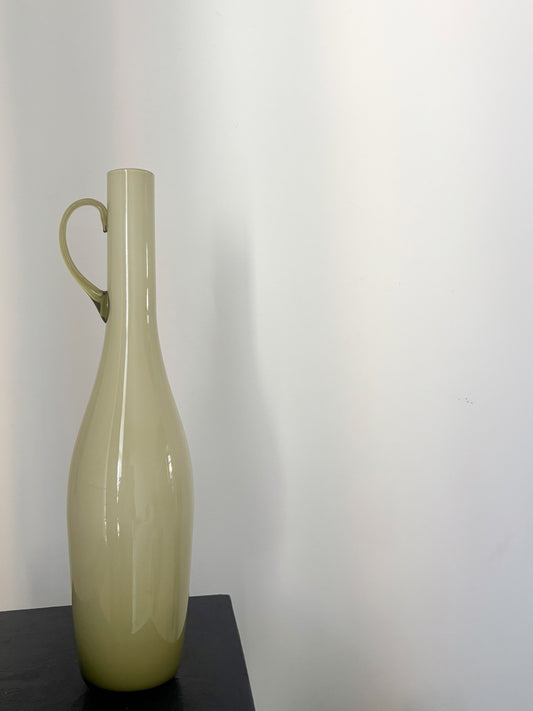 Haut vase en opaline kaki avec petite anse