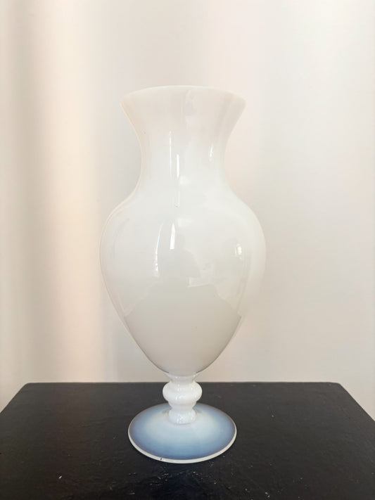 Vase blanc en opaline de Boom