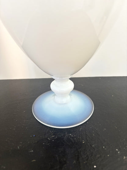 Vase blanc en opaline de Boom