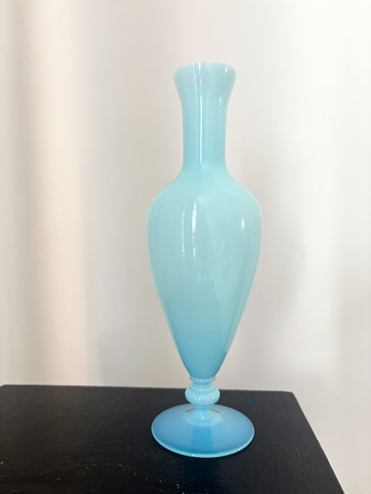 Vase bleu ciel en opaline de Boom