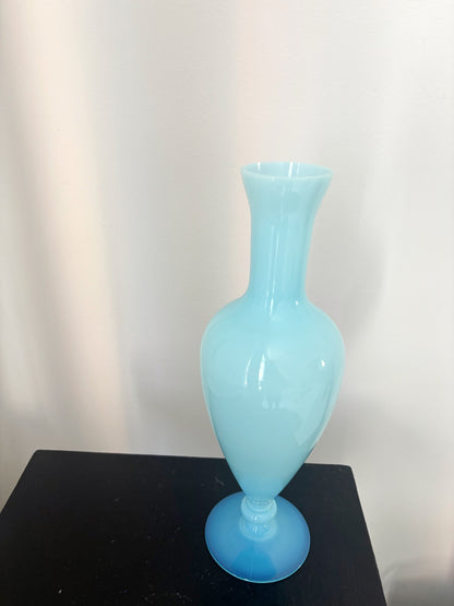 Vase bleu ciel en opaline de Boom