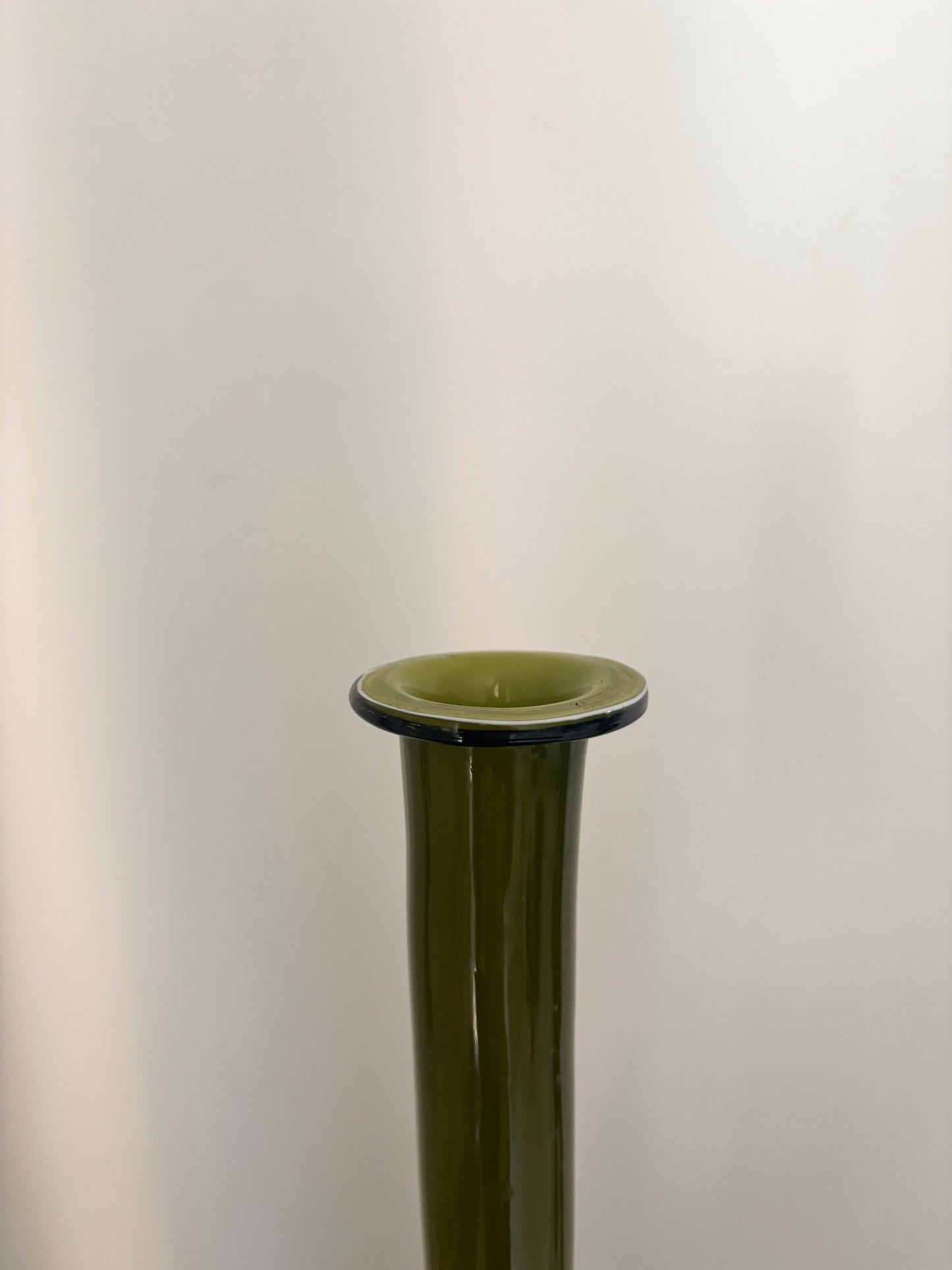 Bouteille vert Olive en opaline d'Empoli