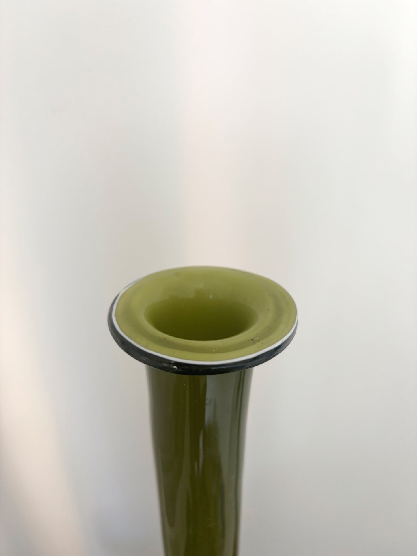 Bouteille vert Olive en opaline d'Empoli
