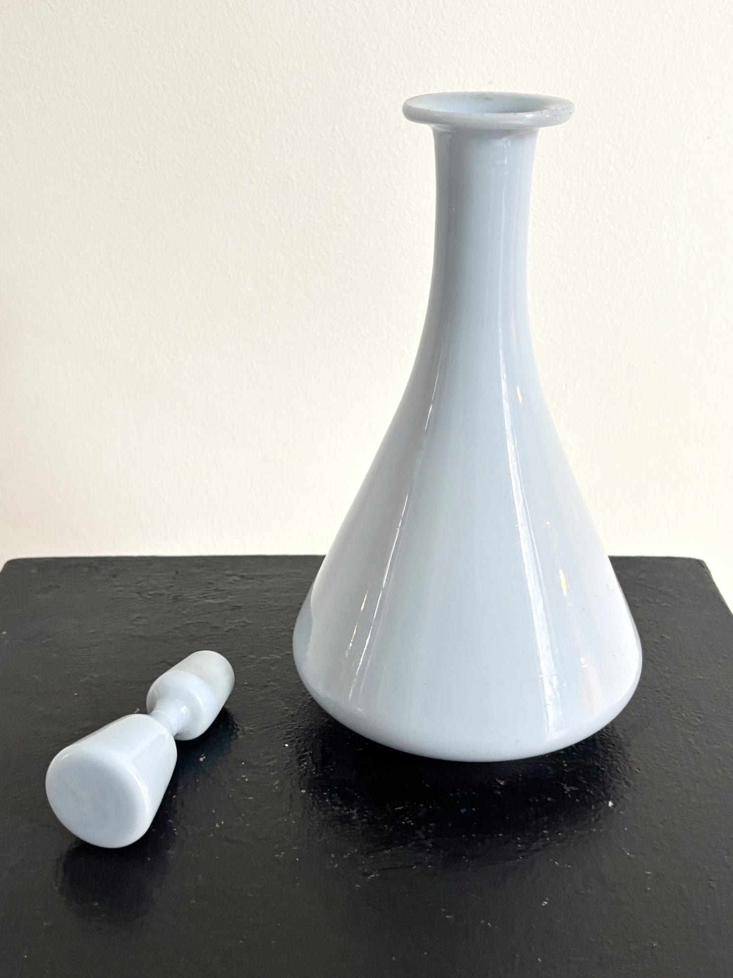 Bouteille en opaline française mauve pale