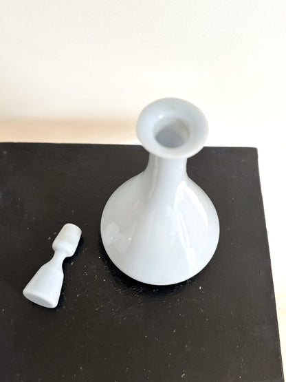 Bouteille en opaline française mauve pale
