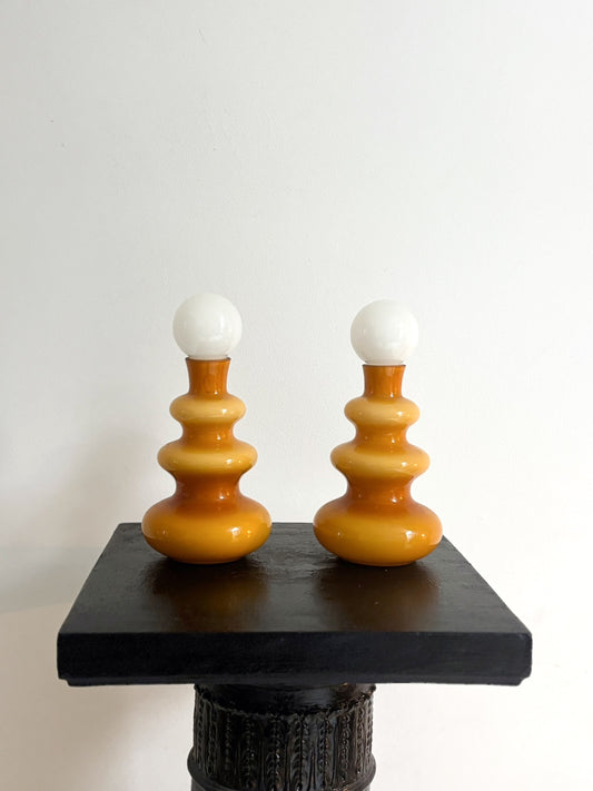 Paire de bouteilles en opaline ambre bouchon blanc
