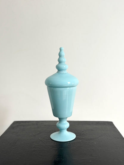 Bonbonnière en opaline de Portieux bleue ciel