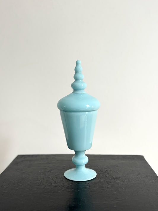 Bonbonnière en opaline de Portieux bleue ciel