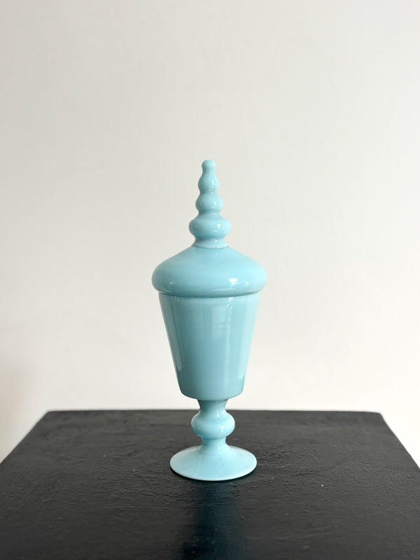 Bonbonnière en opaline de Portieux bleue ciel
