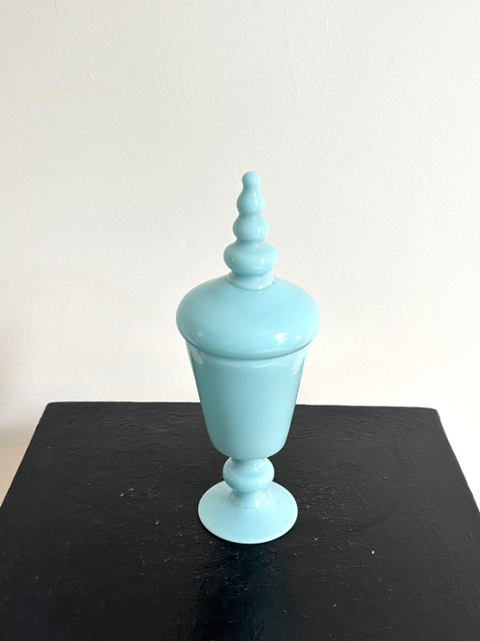 Bonbonnière en opaline de Portieux bleue ciel