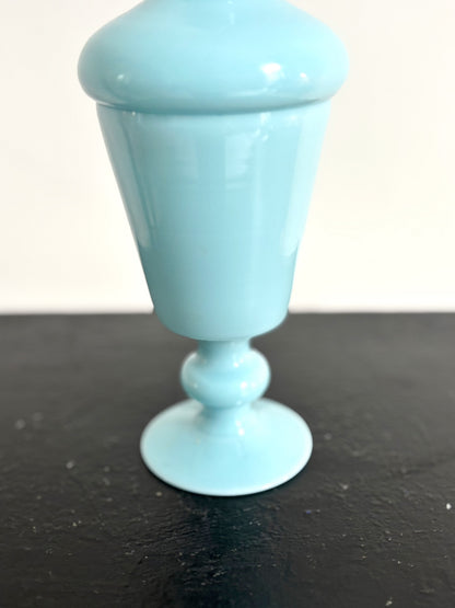 Bonbonnière en opaline de Portieux bleue ciel