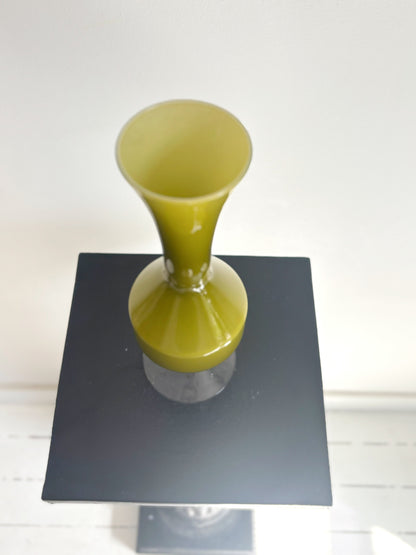 Vase en opaline vert olive